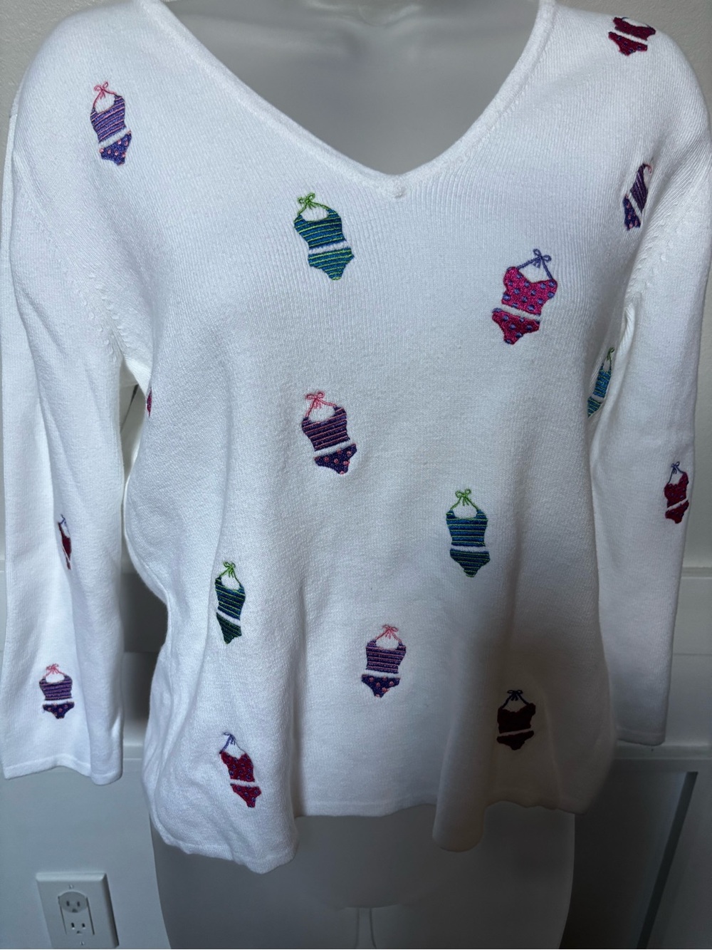 vintage 1990s Eagle's Eye knit sweater featuring a whimsical beach. Size large